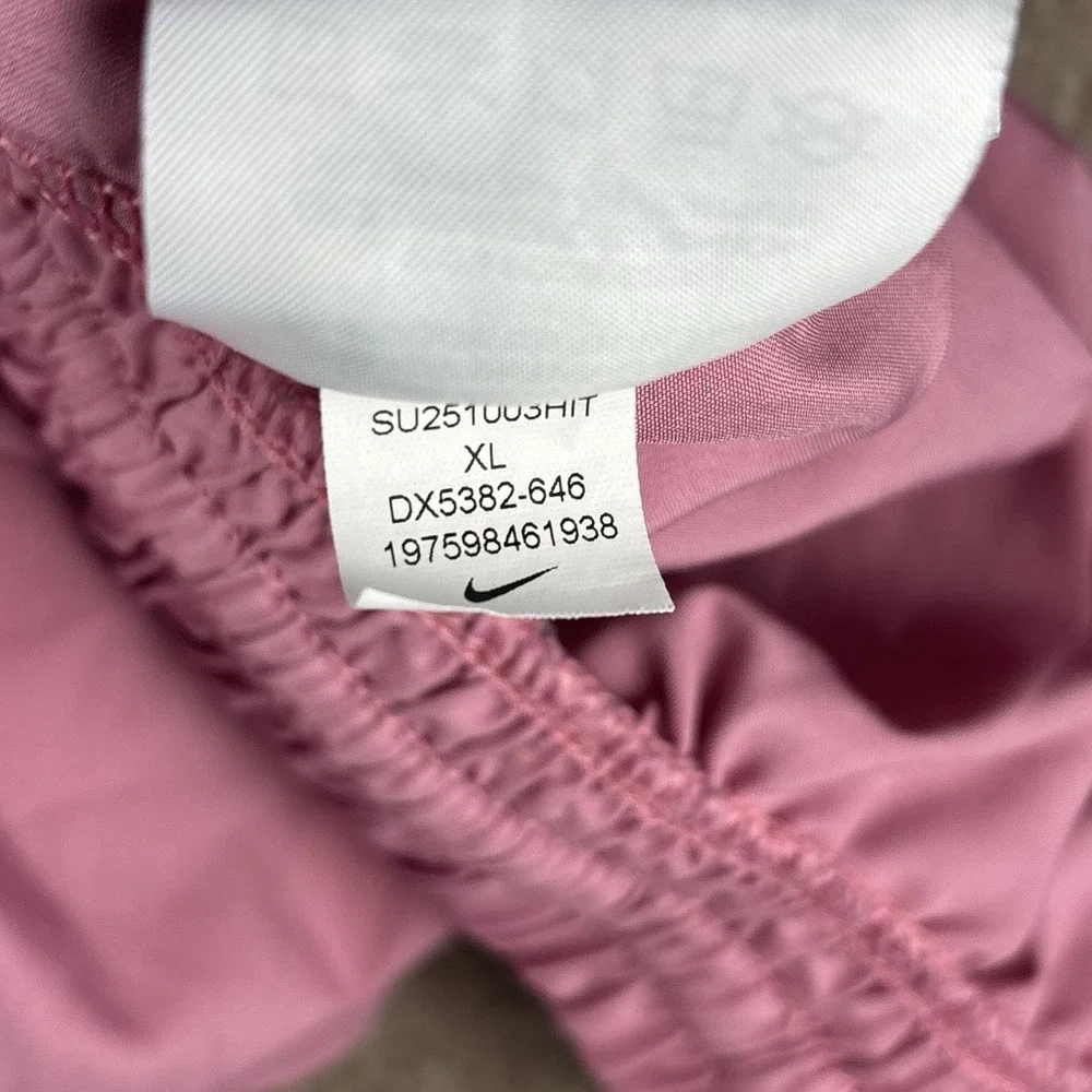 Nike features pull